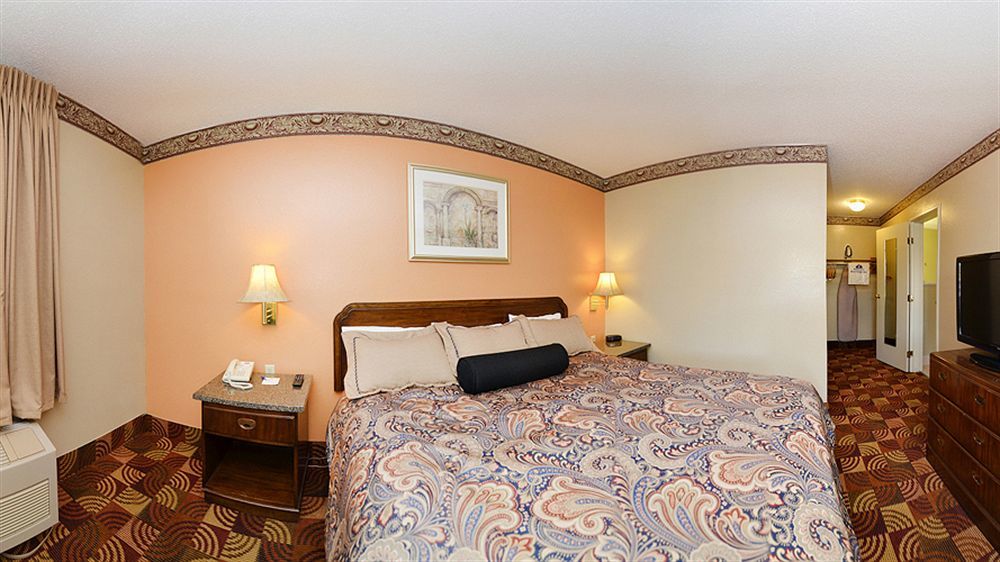 Super 8 By Wyndham Lake Of The Ozarks Eldon Eksteriør bilde