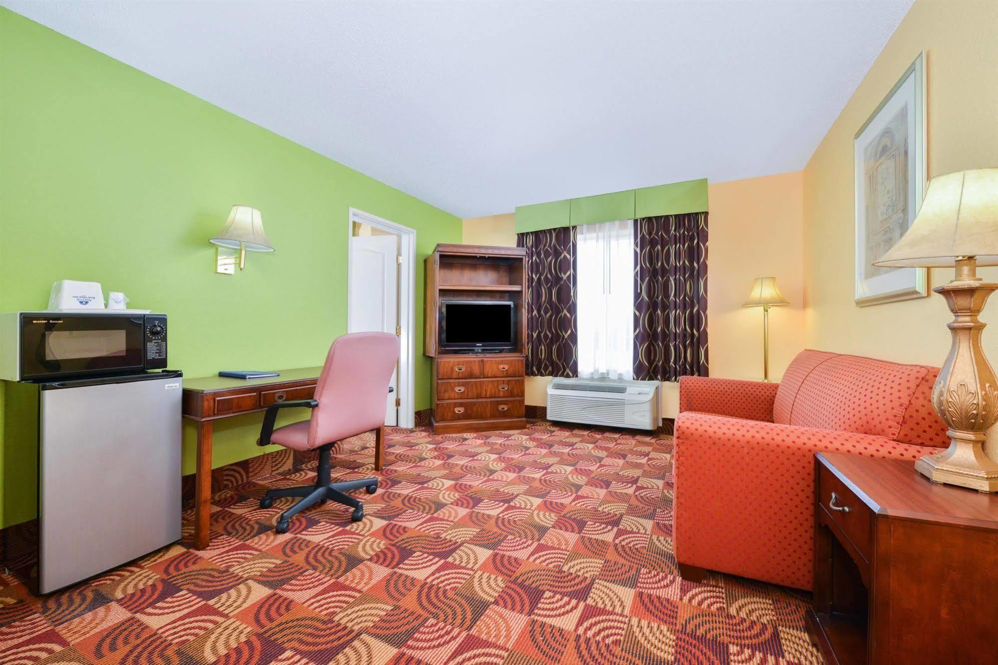 Super 8 By Wyndham Lake Of The Ozarks Eldon Eksteriør bilde